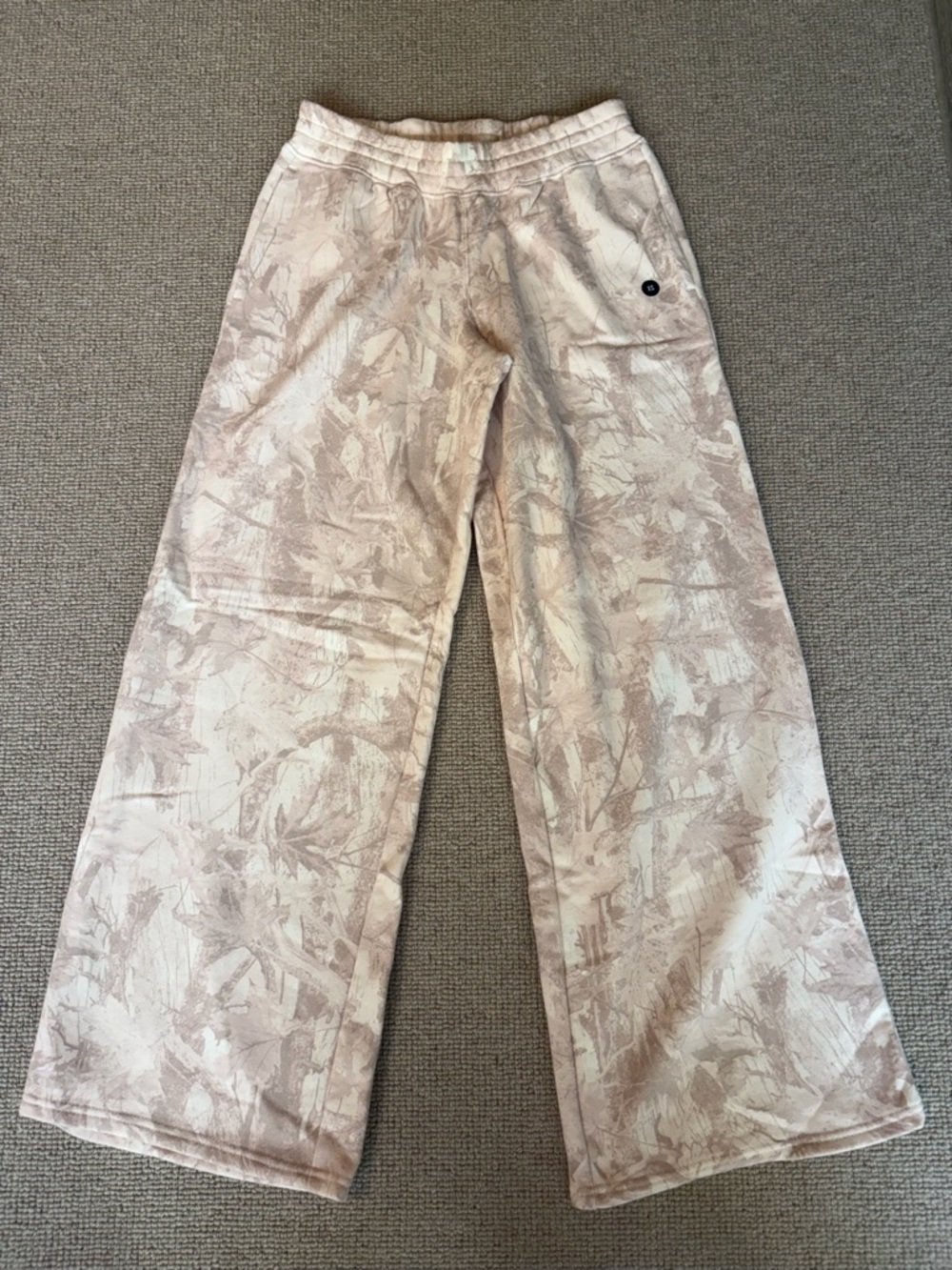 Hollister Women’s Pink Camo Sweatpants (Size XS)
